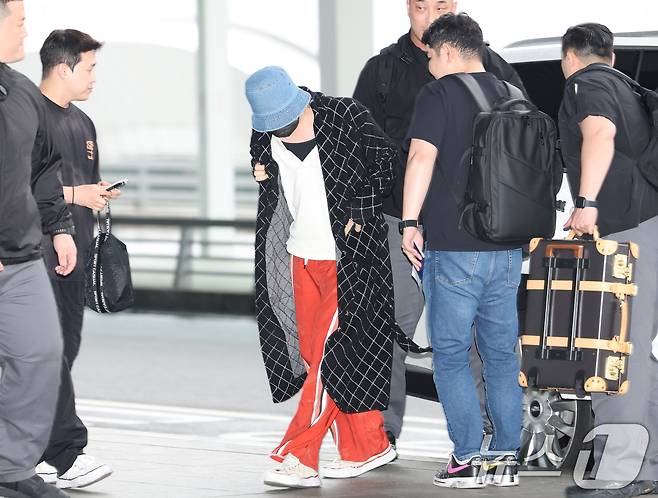 빅뱅 지드래곤이 필리핀 마닐라 일정을 위해 16일 인천국제공항에 비행기 출발 시간 10분 전에 도착해 차에서 내리며 의상 점검을 하고 있다. ⓒ News1 권현진 기자