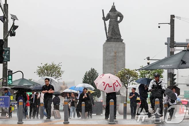 전국 곳곳에 비가 내린 16일 오후 서울 종로구 광화문네거리에서 우산을 쓴 시민들이 퇴근길 발걸음을 재촉하고 있다. 2025.5.16/뉴스1 ⓒ News1 민경석 기자