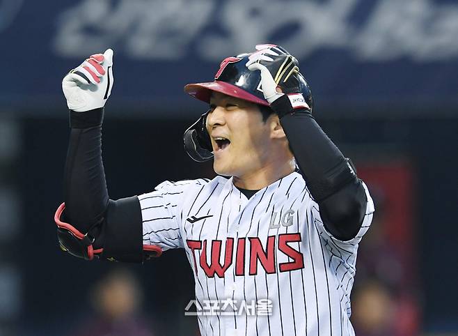 LG 오지환이 15일 잠실구장에서 열린 2025 KBO리그 키움과 경기 4회말 2사 1루 상황에서 키움 선발 하영민을 상대로 2점 홈런을 친 뒤 세리머니를 하고 있다 오지환의 시즌 5호 홈런. 잠실 | 박진업 기자 upandup@sportsseoul.com