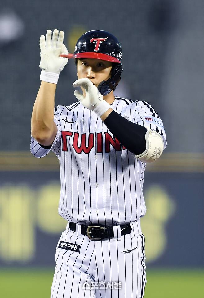 LG 구본혁이 15일 잠실구장에서 열린 2025 KBO리그 키움과 경기 4회말 2사 1-3루 상황에서 키움 선발 하영민을 상대로 1타점 적시타를 친 뒤 세리머니를 하고 있다. 잠실 | 박진업 기자 upandup@sportsseoul.com