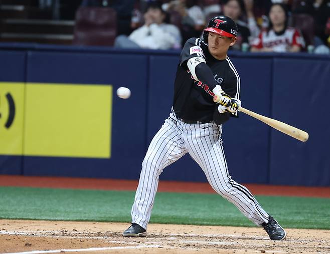 LG 함창건이 8일 서울 고척스카이돔에서 열린 2025 KBO리그 정규시즌 키움전서 타격하고 있다. 사진 | LG 트윈스