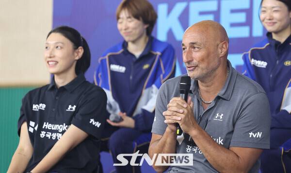 16일 오후 인천 부평구 인천삼산월드체육관에서 열린 'KYK 인비테이셔널 2025' 미디어데이에서 여자배구 세계올스타팀 마르첼로 아본단자(이탈리아) 감독이 발언하고 있다. 사진┃뉴시스