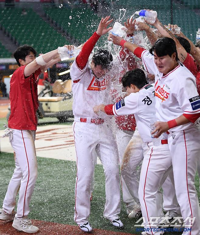 13일 인천 SSG랜더스필드에서 열린 SSG 랜더스와 NC 다이노스의 경기. KBO 통산 500홈런을 달성한 최정을 향해 동료들이 물세례를 하고 있다. 인천=박재만 기자 pjm@sportschosun.com/2025.05.13/