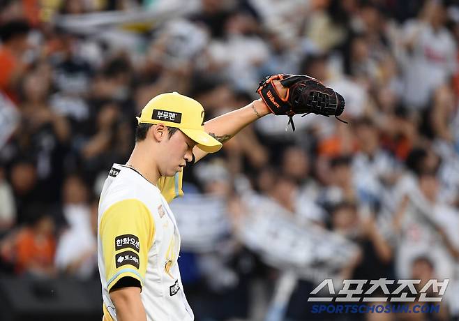 15일 대전 한화생명볼파크에서 열린 두산-한화전. 2회초 4실점한 엄상백이 아쉬워하고 있다. 대전=정재근 기자 cjg@sportschosun.com/2025..5.15/