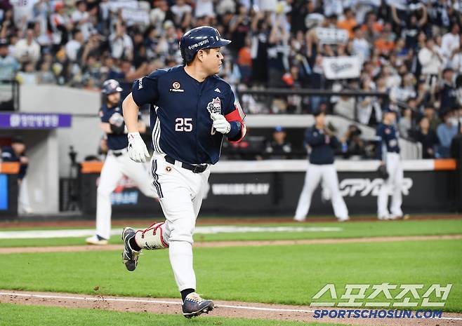 15일 대전 한화생명볼파크에서 열린 두산-한화전. 2회초 2사 1, 3루 양의지가 1타점 적시타를 치고 있다. 대전=정재근 기자 cjg@sportschosun.com/2025..5.15/