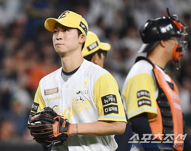 15일 대전 한화생명볼파크에서 열린 두산-한화전. 3회초 무사 양석환에게 솔로포를 허용한 엄상백이 강판되고 있다. 대전=정재근 기자 cjg@sportschosun.com/2025..5.15/