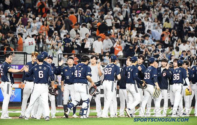 15일 대전 한화생명볼파크에서 열린 두산-한화전. 8대2로 승리하며 3연전을 모두 쓸어담은 두산 선수들이 기쁨을 나누고 있다. 대전=정재근 기자 cjg@sportschosun.com/2025..5.15/