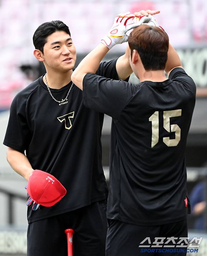15일 광주KIA챔피언스필드에서 열린 롯데와 KIA의 경기, 타격훈련을 하던 김도영과 박정우가 이야기를 나누고 있다. 광주=허상욱 기자wook@sportschosun.com/2025.05.15/