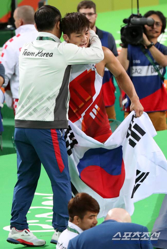 2016년 리우올림픽 레슬링 국가대표 사령탑 시절 박장순 감독이 동메달을 아쉬워하는 애제자 김현우를 위로하는 모습. 사진=스포츠조선 DB