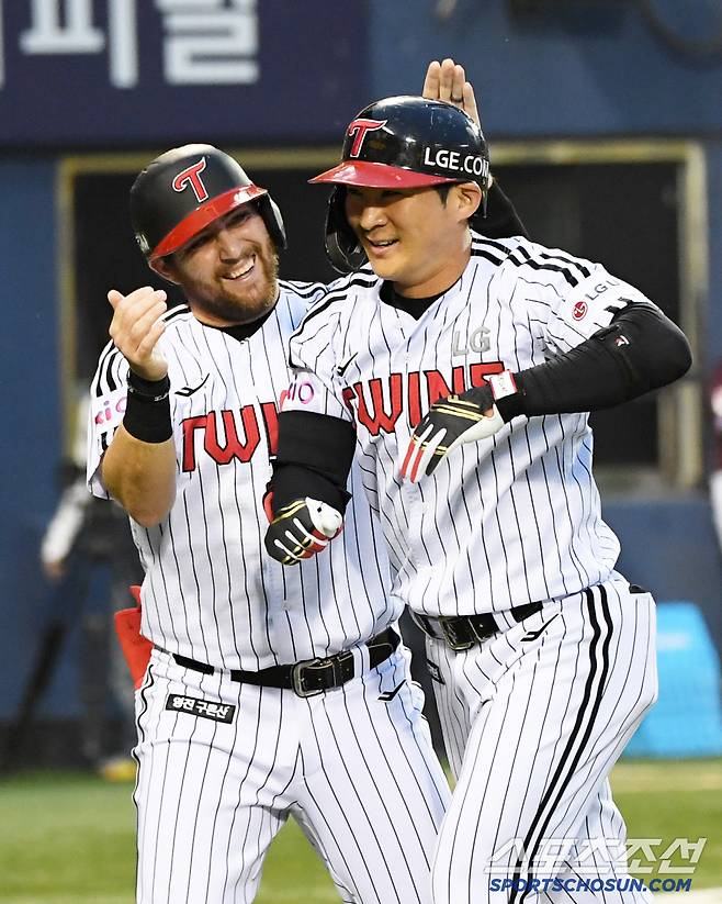 오지환 홈런포에 더 기뻐하는 오스틴.