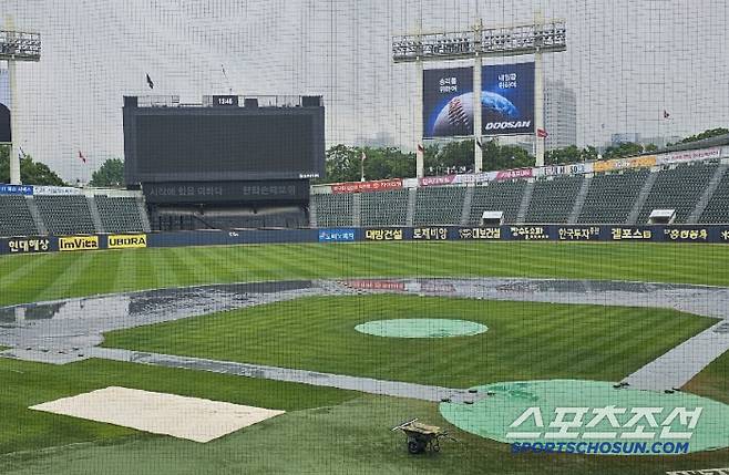 KT-LG전이 예정된 16일 잠실구장. 오전부터 내리던 비가 거의 그친 모습이다. 잠실=권인하 기자