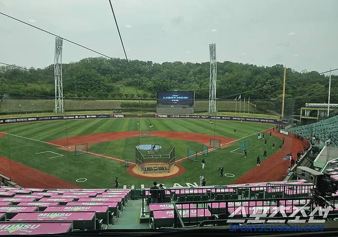 비내리는 울산 문수구장. 김영록 기자