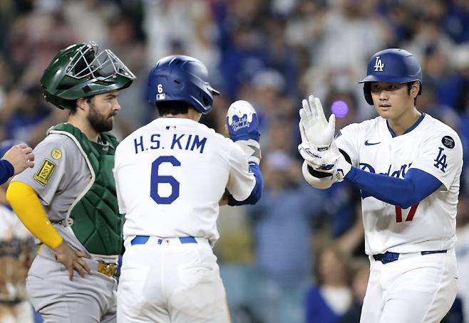 오타니가 3회말 적시타를 치고 나간 뒤 홈런을 치고 들어오는 오타니 쇼헤이를 환영하고 있다. AFP연합뉴스