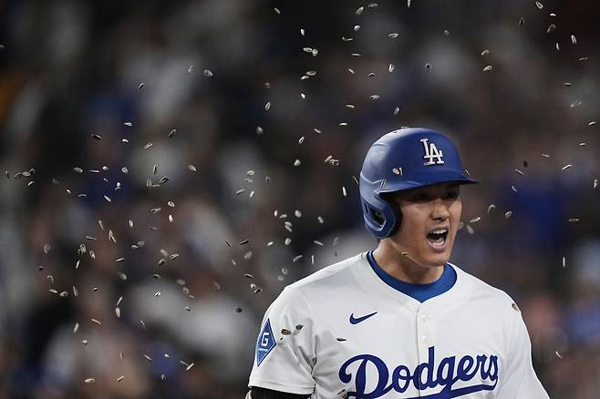 LA 다저스 오타니 쇼헤이가 16일(한국시각) 다저스타디움에서 열린 애슬레틱스전에서 3회말 좌월 3점홈런을 터뜨리고 들어와 해바라기씨 세리머니를 받고 있다. AP연합뉴스
