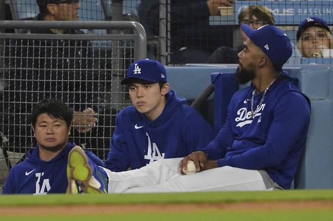 어깨 부상으로 IL에 오른 LA 다저스 사사키 로키가 지난 15일(한국시각) 다저스타디움에서 열린 애슬레틱스전을 더그아웃에서 지켜보고 있다. 오른쪽은 역시 IL 신세를 지고 있는 외야수 테오스카 에르난데스. AP연합뉴스