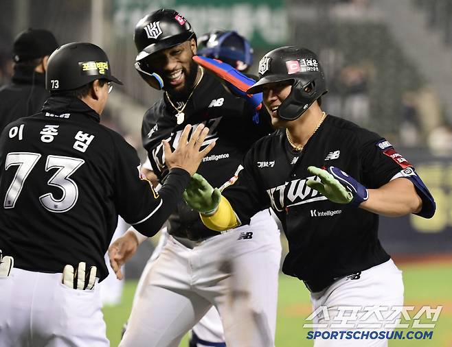 5월 1일 잠실구장에서 열린 KBO리그 두산과 KT의 경기. 9회초 KT 안현민이 두산 김택연을 상대로 동점 투런홈런을 날렸다. 잠실=송정헌 기자songs@sportschosun.com/2025.05.01/