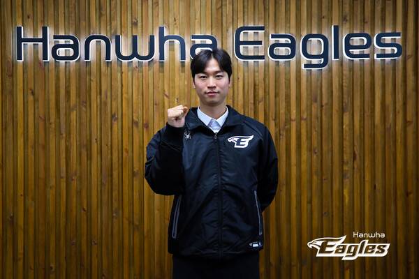 FA 계약 후 포즈를 잡는 엄상백. ⓒ한화 이글스