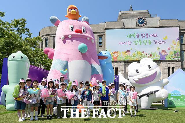 지난해 '해치의 마법 마을' 팝업 행사에서 서울 중구 서울광장에서 어린이 기자들이 기념촬영을 하고 있다. /장윤석 기자