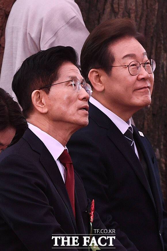 제21대 대선을 채 20일도 남겨두지 않은 상황에서 대선 후보들의 에너지 공약이 공개돼 유권자들의 이목을 끌고 있다. 김문수 국민의힘 대선 후보(왼쪽)와 이재명 더불어민주당 대선 후보가 5일 오전 서울 종로구 조계사에서 열린 불기2569년 부처님오신날 봉축법요식에 참석해 대화를 나누고 있다. /서예원 기자
