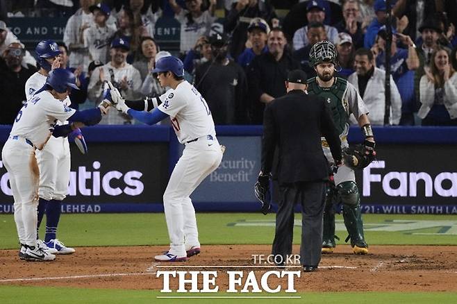 3회 스리런 홈런을 터뜨린 오타니 쇼헤이(가운데)가 김혜성(왼쪽)의 축하를 받고 있다./LA=AP.뉴시스