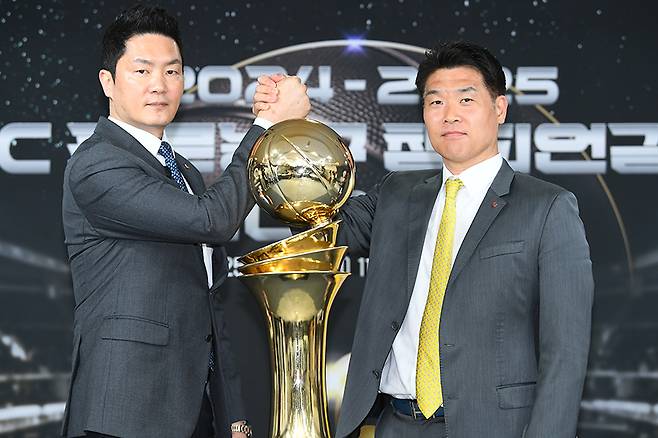 <사진> 하나뿐인 우승 트로피를 다투는 SK 전희철 감독과 LG 조상현 감독. 이제 그 주인공은 17일 7차전 한 경기로 결정나게 됐다. KBL 제공