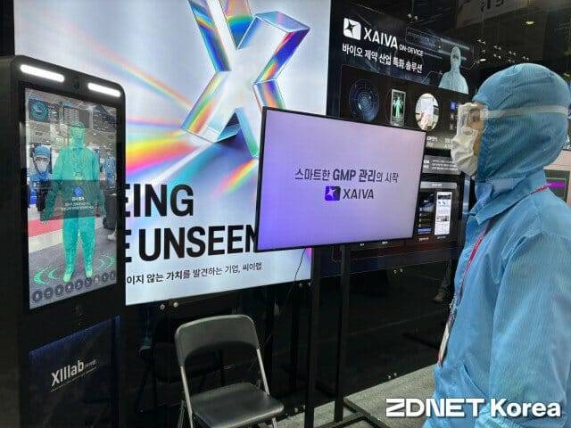 방진복을 입은 씨이랩 직원이 16일 서울 삼성동 코엑스에서 열린 국제인공지능대전(AI엑스포)에서 기기 앞에 서자 화면에 '통과'라고 나온다.(사진=유혜진 기자)