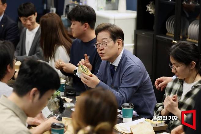 이재명 더불어민주당 대선 후보가 12일 경기 성남시 판교의 한 오피스텔에서 'K-혁신' 브라운백미팅에 참여해 판교 IT개발자 2030 직장인들과 간담회를 하고 있다. 2025.5.12 김현민 기자