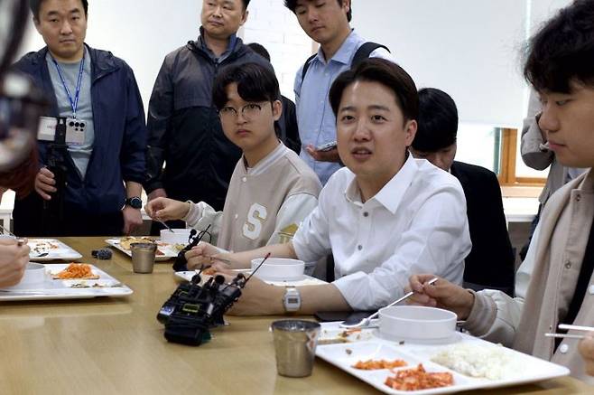 이준석 후보는 전날 서울교육대학교 유세 현장 '학식 먹자'에서는 윗단추를 풀고 소매를 걷은 모습으로 등장했으며, 때로는 후드티 차림으로 캠퍼스를 누비며 청년층과의 접점을 넓히고 있다. 이는 만 40세라는 나이를 무기로 세대교체 이미지를 강조하려는 전략의 일환으로 풀이된다. 개혁신당
