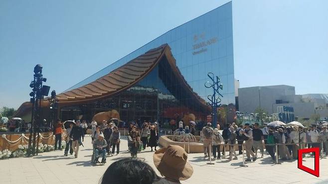 상징과도 같은 코끼리와 전통 가옥 형태로 만든 태국 전시관. 대부분의 나라들이 고유의 문화를 보여주는 형태로 국가관을 조성했다. 사진=김형민 기자