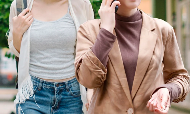 중국에서 휴대폰을 보고 가던 여성이 앞서가던 사람과 부딪쳐 7만 위안을 배상하는 사건이 발생했다. SCMP