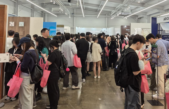 무신사 스퀘어 성수 4에 내부에 마련된 '넥스트 뷰티'존 모습. 맞은편 끝에는 무신사스탠다드 부스를 둘러 보려는 사람들로 가득차있다. 참여 브랜드로는 ▲하우스포그 ▲헤트라스 뷰티 ▲유아른 ▲포레스트 ▲온그리디언츠 ▲더말로자카 ▲오드타입▲무신사 스탠다드 뷰티 ▲아도르 ▲아르베 ▲아로마티카 ▲피카소 ▲바닐라코 등이 이름을 올렸다. 이민지 기자.