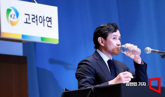 최윤범 고려아연 회장이 13일 서울 중구 대한상공회의소에서 열린 고려아연 기자회견에서 물을 마시고 있다. 최 회장은 이날 “최대한 빠른 시일 내에 이사회 의장직을 내려놓고, 사외이사가 고려아연 이사회 의장을 맡도록 하겠다”고 밝혔다. 김현민 기자