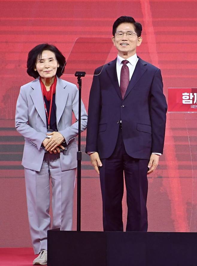 김문수 국민의힘 대선 후보가 3일 경기 고양시 킨텍스에서 열린 국민의힘 전당대회에서 배우자인 설난영 여사와 기념촬영을 하고 있다. 연합뉴스