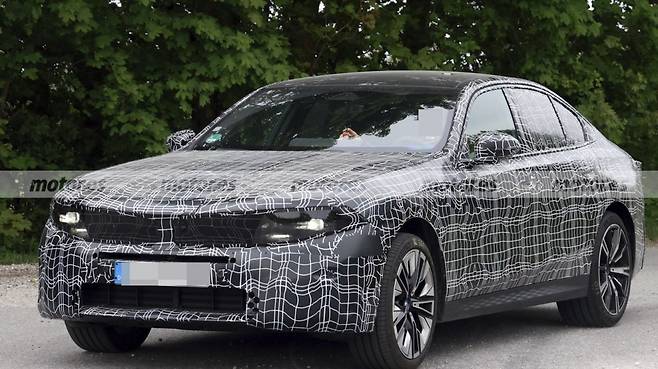 BMW 신형 5시리즈의 부분변경 모델 스파이샷(출처: motor es)