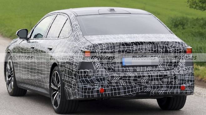 BMW 신형 5시리즈의 부분변경 모델 스파이샷(출처: motor es)