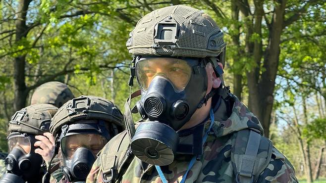 폴란드 시민들은 혹시 모를 군사적 공격에 대비해 군사 훈련 프로그램에 등록하고 있다