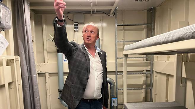 야치 대표는 방공호 구매 문의가 매주 수십 건씩 쏟아진다고 했다