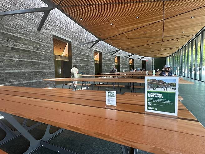 이달 초 문을 연 뉴욕 센트럴파크 데이비스 센터 내부./윤주헌 특파원