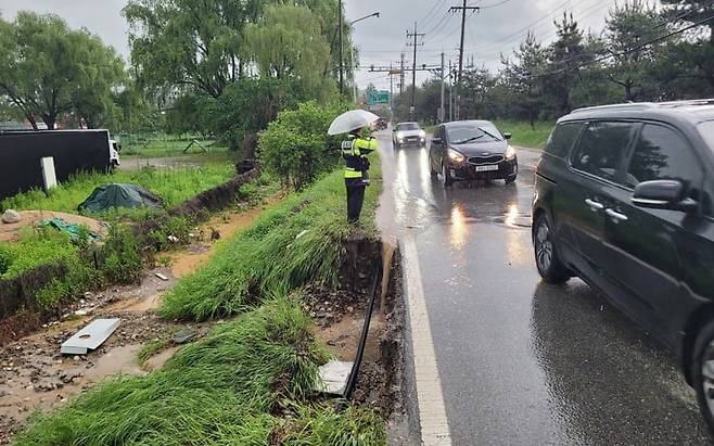 경기 남양주시 진건읍 일대 도로의 차량을 통제하고 있는 모습. /경기북부경찰청