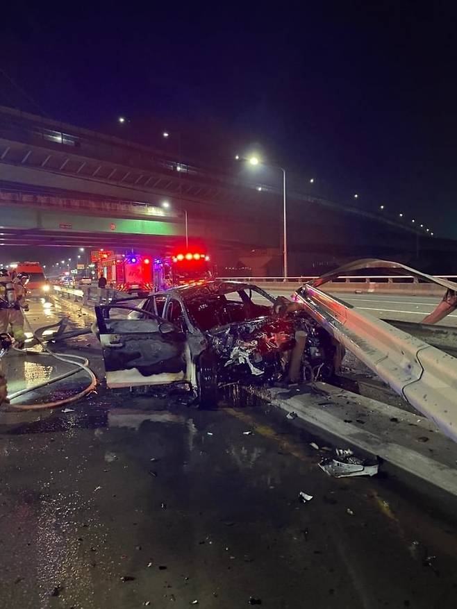 무면허로 렌터카를 운전하던 10대들이 중앙분리대를 들이받은 사고 현장. 이 사고로 맞은 편에서 주행하던 택시기사가 파편에 맞아 숨졌다. /아산소방서