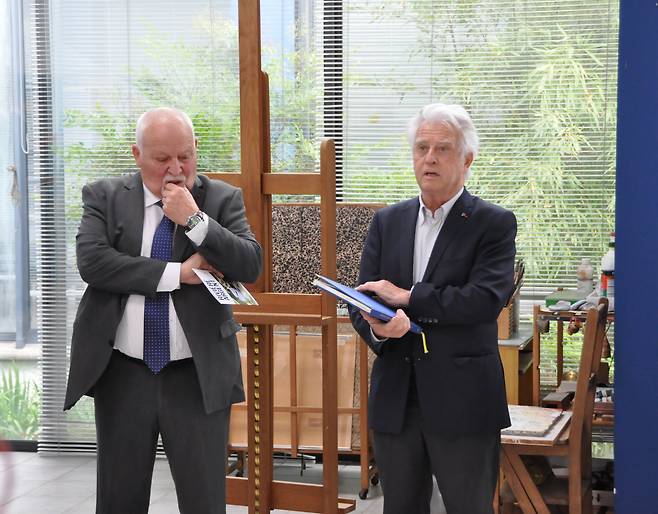 ‘이성자 화실 기념협회’ 명예회장인 다미앙 바가리아(왼쪽) 전 투레트 시장과 이성자 화백의 친구이자 미술 수집·평론가인 제라르드 보지오씨가 아틀리에 '은하수'와 이성자 화백에 대한 추억을 이야기하고 있다 /투레트쉬르루프(프랑스)=정철환 특파원