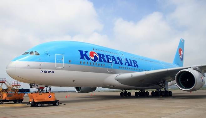 대한항공 A380 항공기가 지상동력장치(GPU·Ground Power Unit)를 통해 전력을 공급받고 있다. /대한항공 제공