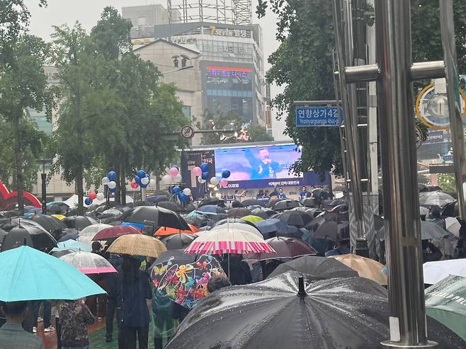 15일 오후 전남 순천시 패션의거리에서 이재명 더불어민주당 대선 후보 지지자들이 이 후보의 연설에 환호하고 있다. /이주형 기자