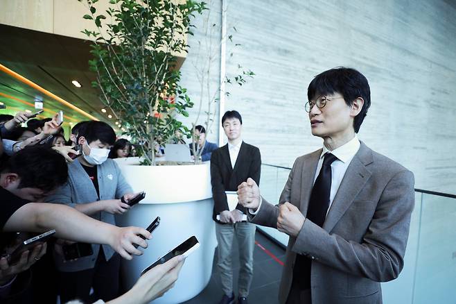 이해진 네이버 창업자가 지난 3월 26일 경기 성남시 네이버 그린팩토리에서 열린 제26기 주주총회를 마치고 취재진 질문에 답하고 있다./네이버 제공