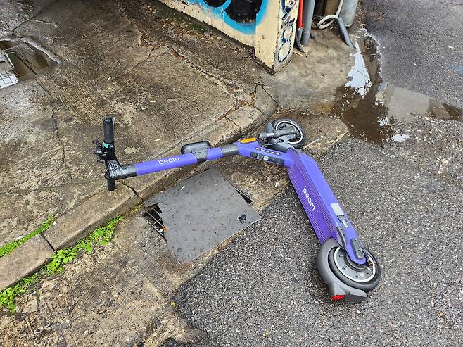 16일 낮 12시쯤 서울 마포구 서교동 홍대 레드로드. 공유킥보드가 바닥에 넘어진 상태로 주차돼 있다. /김관래 기자