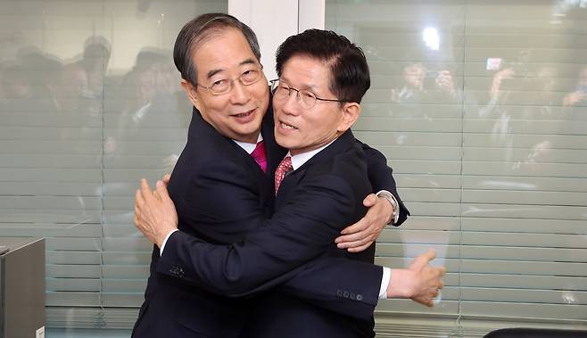김문수 국민의힘 대선후보(오른쪽)와 한덕수 전 국무총리가 11일 서울 여의도 국민의힘 대선후보 사무실에서 회동에 앞서 포옹을 하고 있다. /뉴스1
