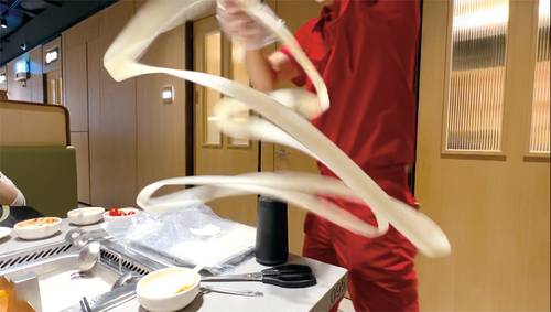 쿵푸면(수타면)을 뽑는 모습 ⓒ독자 제공