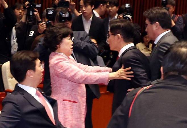 김문수 국민의힘 대선 후보가 9일 국회에서 열린 의원총회에서 나가려고 하자 조배숙 의원(왼쪽)이 손으로 가로막고 있다. ⓒ뉴시스