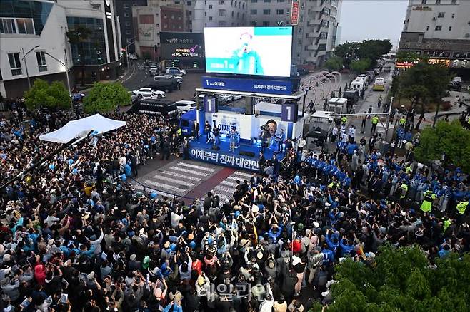 이재명 더불어민주당 대선 후보가 15일 전남 목포시 평화광장에서 열린유세에서 연설하고 있다. ⓒ데일리안 홍금표 기자