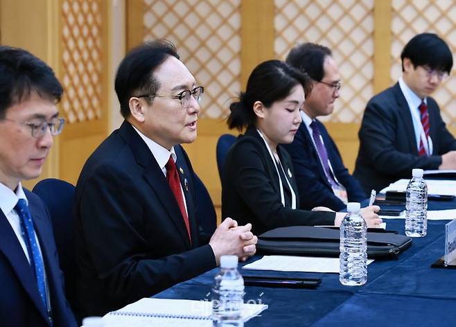 정인교 산업통상자원부 통상교섭본부장이 16일 제주 서귀포시 제주국제컨벤션센터에서 오쿠시 마사키 일본 경제산업성 부대신, 미야지 타쿠마 일본 외무성 부대신과 면담하고 하고 있다. ⓒ뉴시스